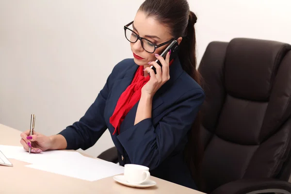 Jolie femme d'affaires travaillant dans le bureau — Photo