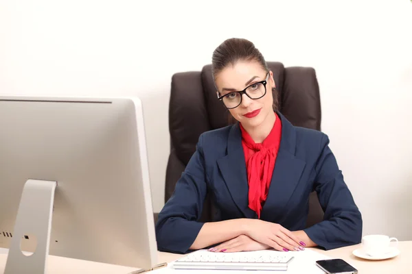 Young woman in office working on desktop — Stock Photo, Image