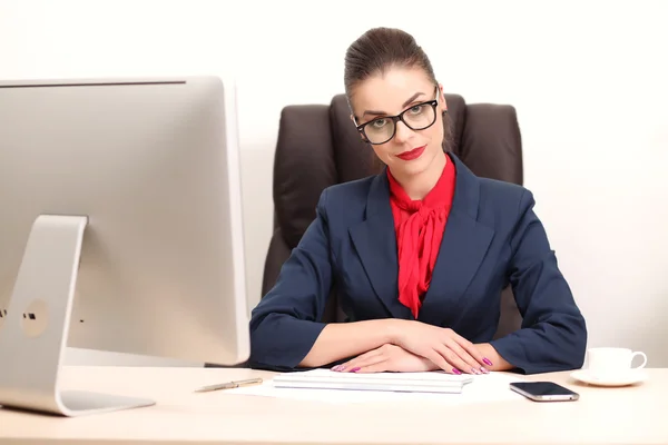 Ung kvinna i office arbetar på skrivbordet — Stockfoto