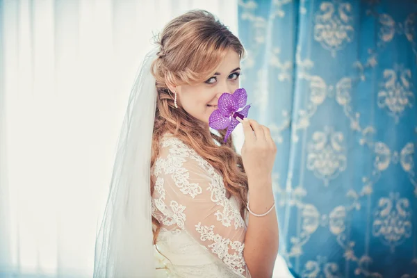 Glücklich und stilvoll süße blonde Braut Dressing für ihre Hochzeit in t — Stockfoto