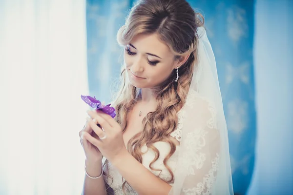 Gelukkig en stijlvolle schattige blonde bruid kleden voor haar bruiloft in t — Stockfoto