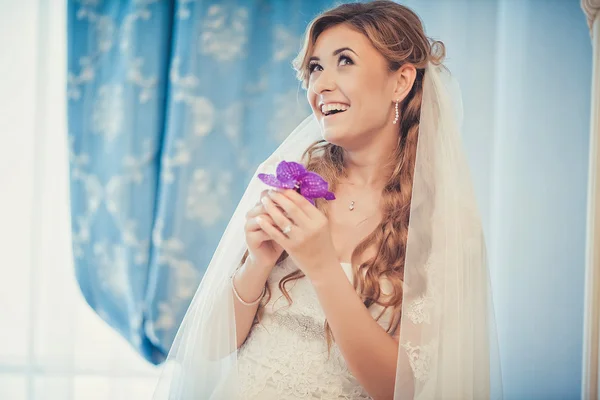 Feliz y elegante linda novia rubia vestirse para su boda en t — Foto de Stock