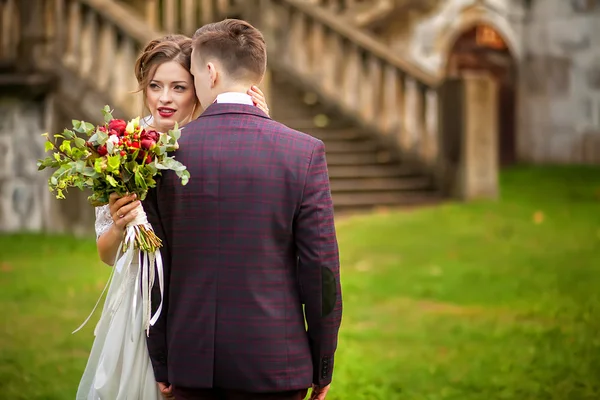 Elegantní nevěsta a ženich pózuje spolu venku na svatební da — Stock fotografie