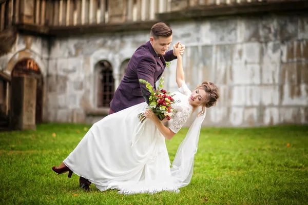 Elegantní nevěsta a ženich pózuje spolu venku na svatební da — Stock fotografie