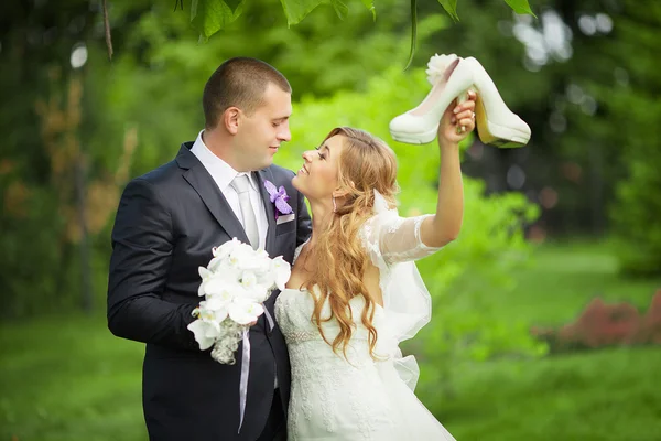 Pasangan pengantin romantis bersenang-senang bersama di luar ruangan di alam — Stok Foto
