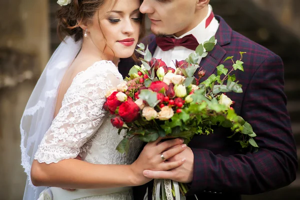 Noiva e noivo de mãos dadas. Casamento . — Fotografia de Stock