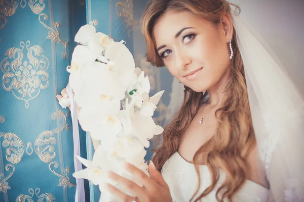 Porträt einer entzückenden Braut mit Modeschleier am Hochzeitsmorgen — Stockfoto