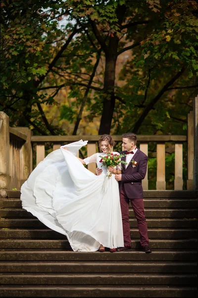 Elegáns menyasszony és a vőlegény jelentő szabadban együtt egy esküvői da — Stock Fotó