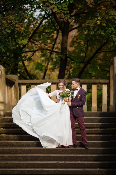 Noiva elegante e noivo posando juntos ao ar livre em um casamento da — Fotografia de Stock