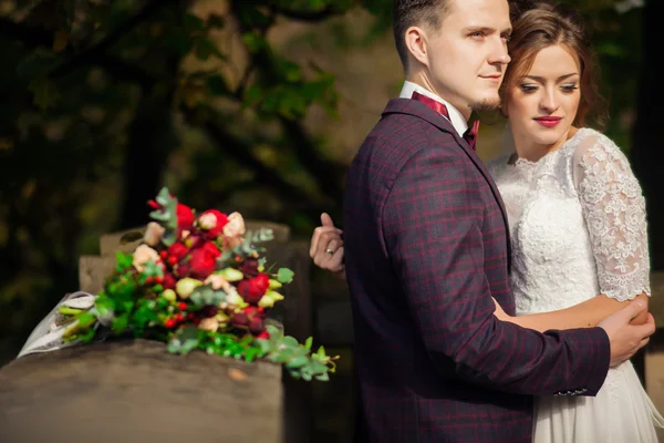 Couple amoureux mariée et marié ensemble dans mariage jour d'été fr — Photo