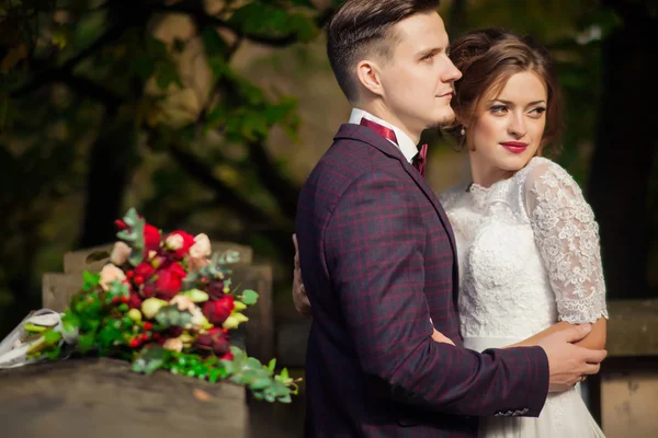 Couple amoureux mariée et marié ensemble dans mariage jour d'été fr — Photo