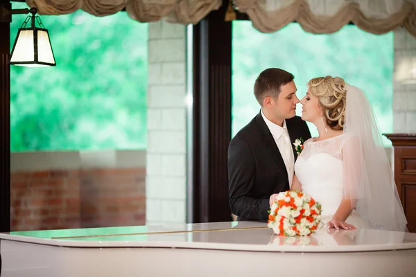 Apenas casal abraço, abraço par de casamento, Noiva e noivo, Casal Casal romântico no restaurante, de mãos dadas, belo casal no hotel, Eles se abraçam, casamento — Fotografia de Stock