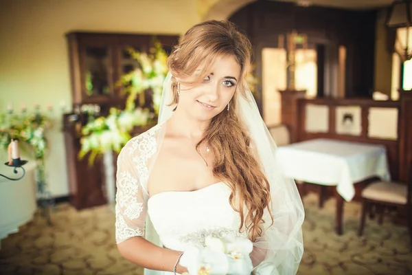 Hermosa hermosa novia con estilo con orquídeas preparándose i —  Fotos de Stock