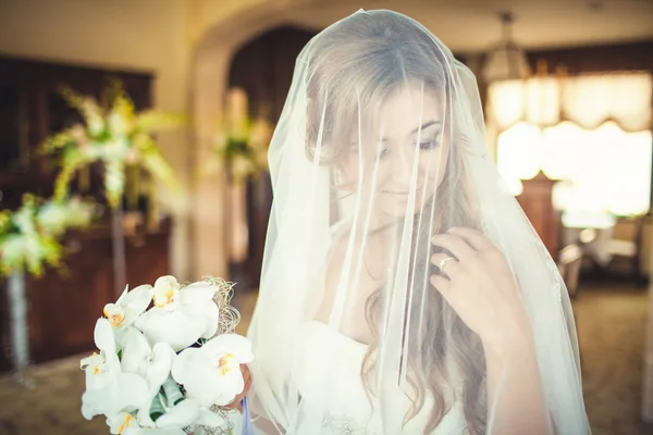 結婚式の朝にファッション ベールを持つ愛らしい花嫁の肖像画 — ストック写真