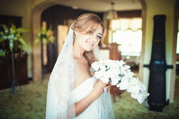 Portret van schattige bruid met mode sluier op de ochtend van de bruiloft — Stockfoto