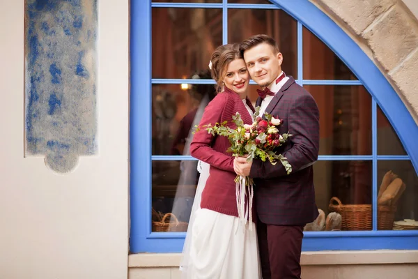 Belle mariée dans un costume élégant et charmante mariée en blanc dr — Photo