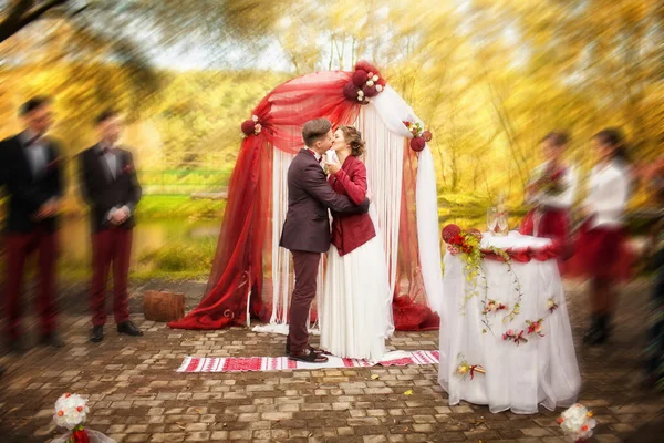 Gyönyörű kaukázusi pár házasok — Stock Fotó