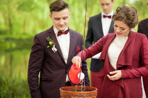 Nádherný Kavkazský pár novomanželům — Stock fotografie
