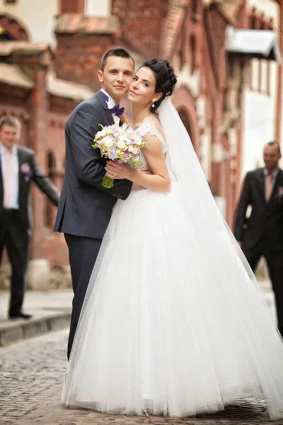 Mooie bruid en bruidegom omarmen en kussen op hun bruiloft — Stockfoto