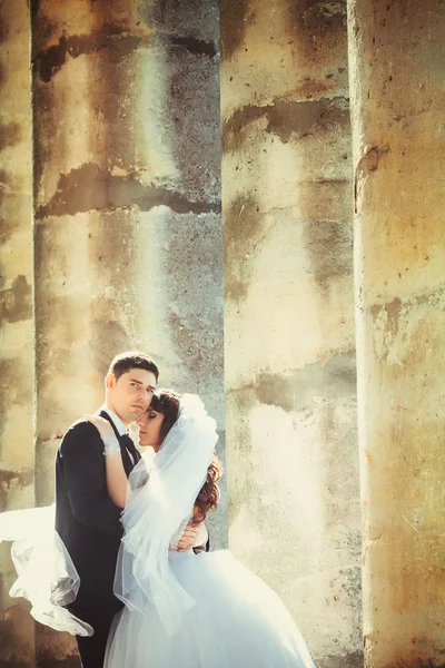 Šťastný luxusní Svatební pár je postavení a líbání na stree — Stock fotografie
