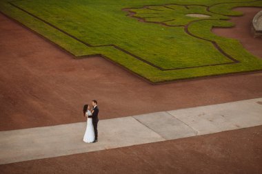 Çift düğün ayakta ve eski şehrin sokaklarında öpüşme olduğunu