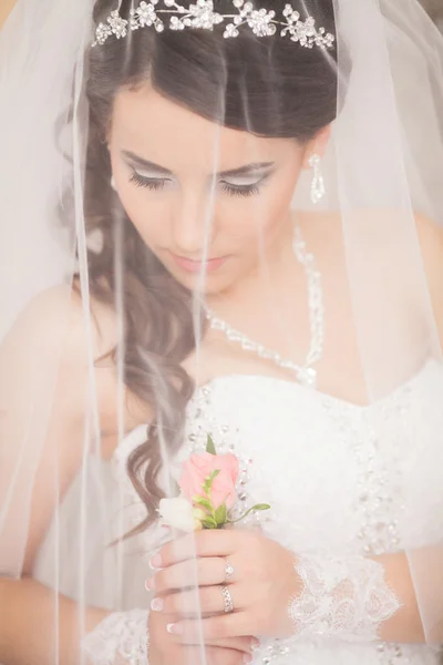 Красивая невеста с модной свадебной прической - на белом бэкгре — стоковое фото