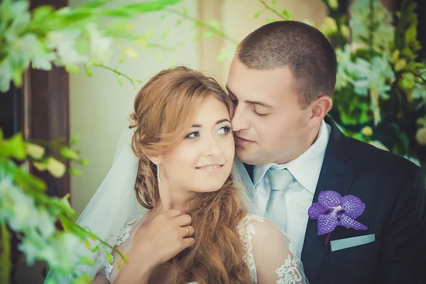 La novia y el novio en la habitación del hotel — Foto de Stock