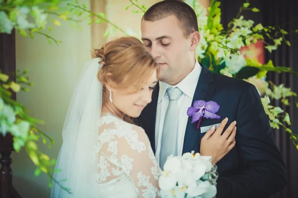 La novia y el novio en la habitación del hotel —  Fotos de Stock