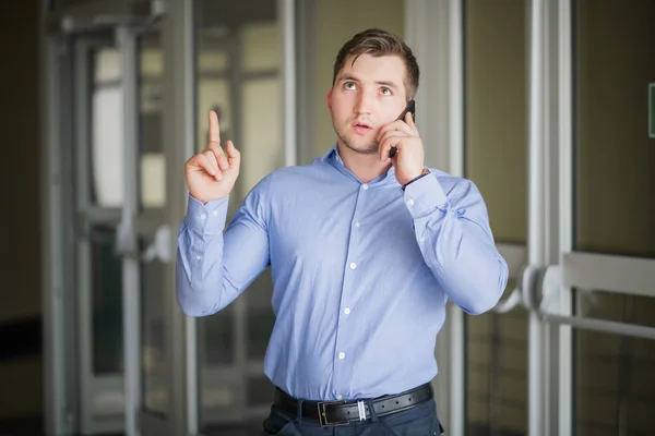 Vrolijke man in kantoor beantwoorden de telefoon — Stockfoto