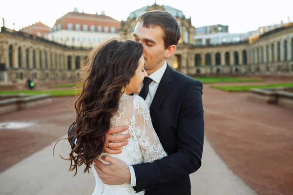 Um lindo casal abraçado em gorode. A Europa . — Fotografia de Stock