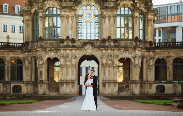 Hermosa pareja abrazándose en gorode. Europa . — Foto de Stock