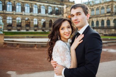 Güzel çift gorode içinde sarılma. Europe.