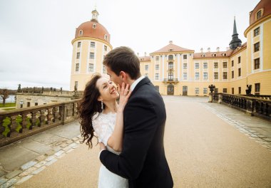 Gelin ve damadın eski bir şehir eğleniyor