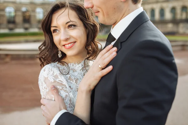 Um lindo casal abraçado em gorode. A Europa . — Fotografia de Stock