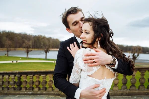 Élégant couple heureux de mariage sur le fond beau château ancien Renaissance. Romantique marié marié et mariée . — Photo