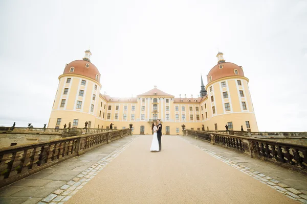 Pernikahan musim panas yang indah yang berlangsung di kota tua dengan indah arsitektur — Stok Foto