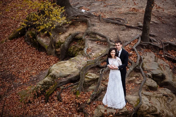 Casamento casal de pé nas montanhas contra o céu. Momento romântico bonito. Melhor dia na vida da noiva . — Fotografia de Stock