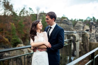 Dağlarda güzel bir düğün çifti