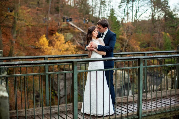 Esküvő házaspár állt a hegyekben, az ég ellen. Aranyos romantikus pillanat. Legjobb nap az élet a menyasszony. — Stock Fotó