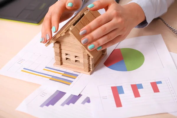 Versicherungs- und Hausschutzkonzept. Schönes Haus unter den Händen der Frau — Stockfoto