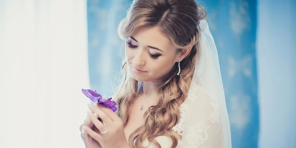 Schöne brünette Braut Mädchen. Hochzeitsschminke. gesunde lange Haare — Stockfoto