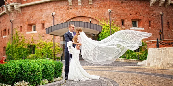 Çift kapı dışarı düğün birbirlerine sarılıyor. Güzel model — Stok fotoğraf
