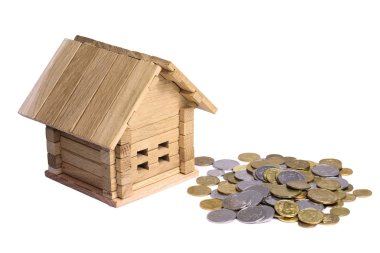 Hafta sonu ev beyaz arka plan üzerinde doğal renkli oyuncak bloklarla