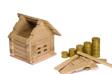 Ahşap ev blok sikke ile. (finans, özellik ve ev kavramı borç). Proje rahat ev. Yeni bina ayrıntılarını ve inşaat için para. Yeni bir ev satın alma.