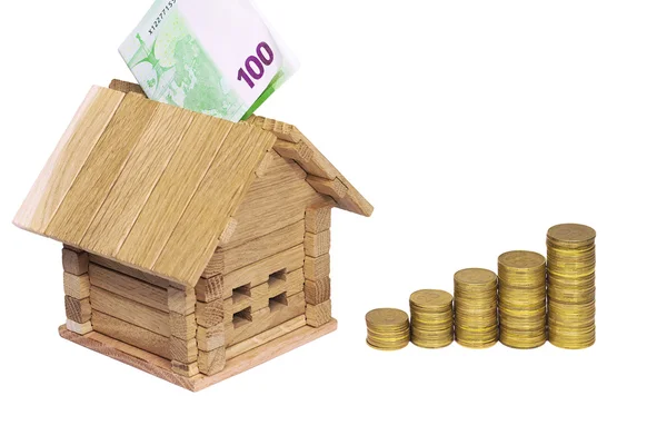 带硬币的木屋块。（财务、 财产和房子贷款 — 图库照片