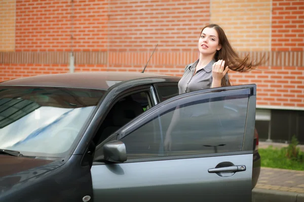 Jovem, mulher atraente dirigindo um carro, indo para casa do trabalho — Fotografia de Stock