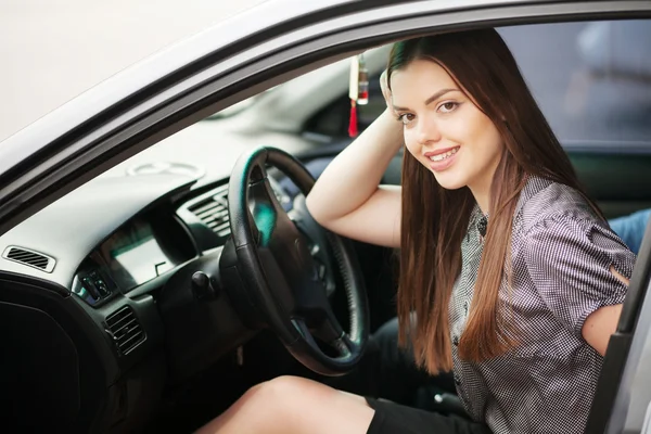 Jovem, mulher atraente dirigindo um carro, indo para casa do trabalho — Fotografia de Stock