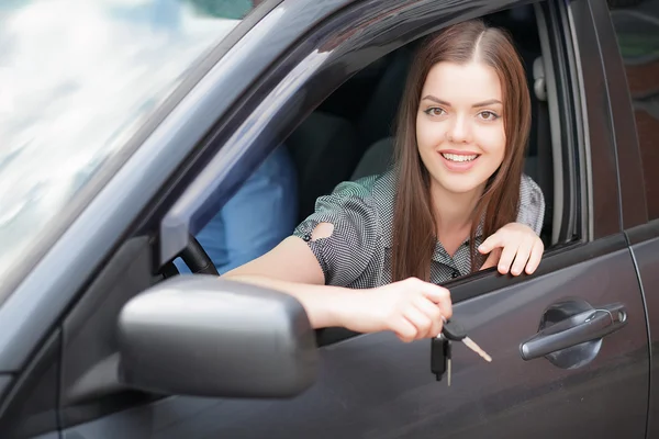 新しい車の中で美しい若い女性の肖像画-屋外 — ストック写真