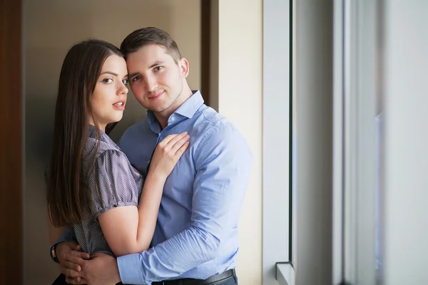 Empresario y mujer mirando por una ventana —  Fotos de Stock