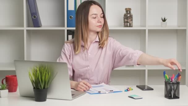Portrait of beautiful young woman working in the office. — Stock Video
